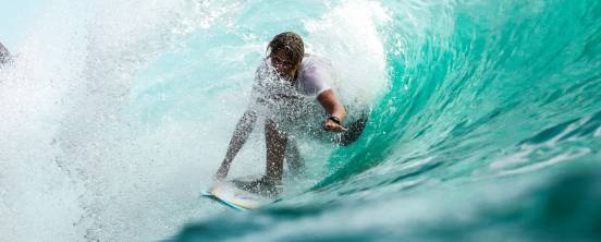 Los ponchos de surf cada vez son más utilizados por los surfistas gallegos